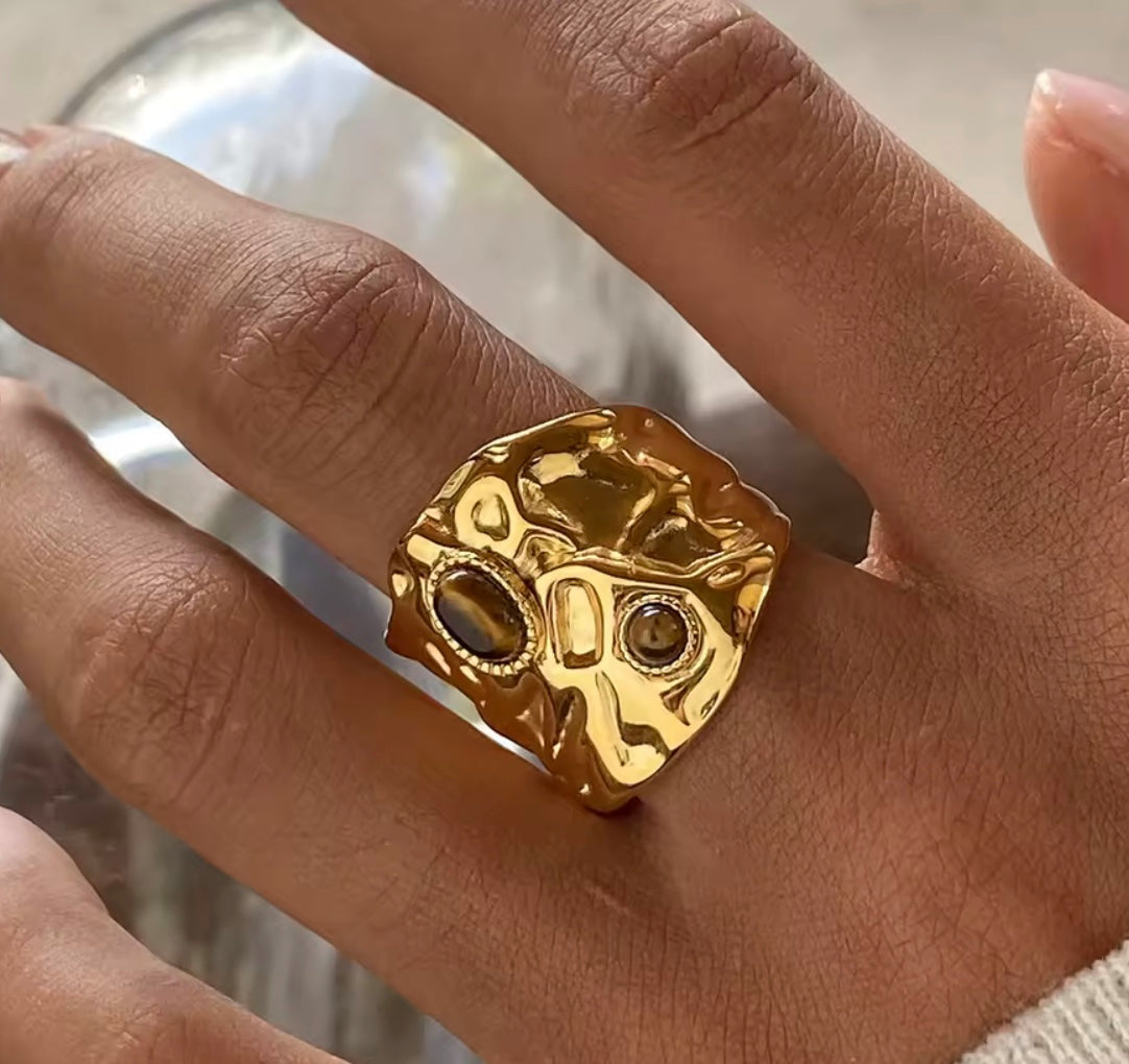 Åben 18 karat forgyldt vandfast ring i stål med sten