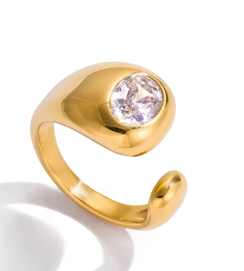 18 k forgyldt, åben statement ring i stål med klare zirkoner