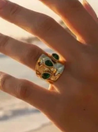 Åben, 18 karat forgyldt ring i stål med sten
