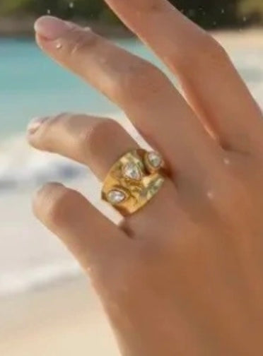 Åben, 18 karat forgyldt ring i stål med sten