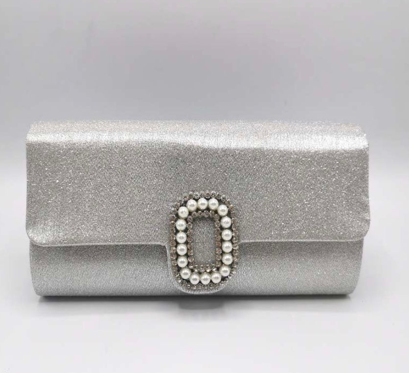 Clutch med dekoration med strass och pärlor