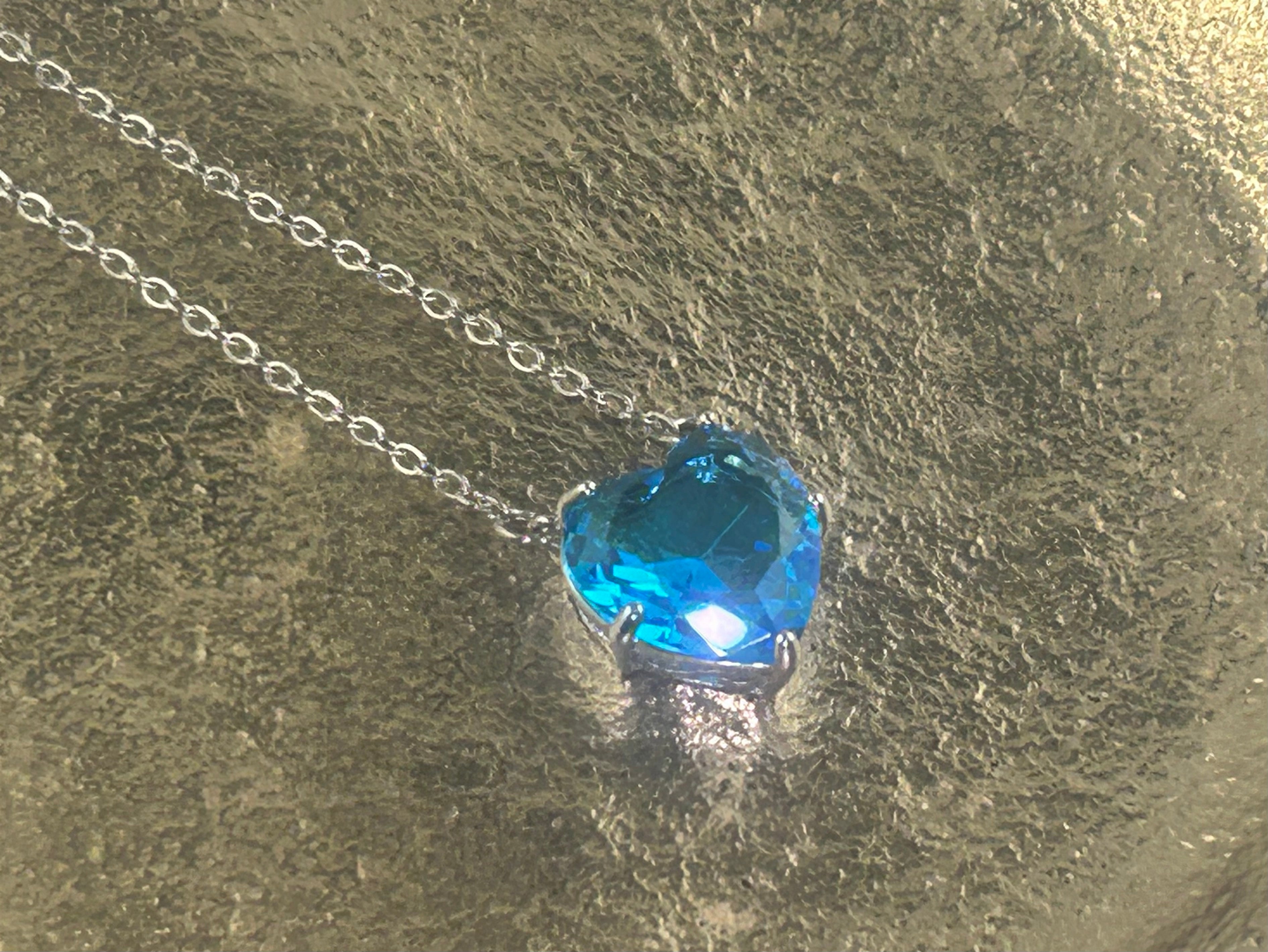 Halsband med blå zirkon