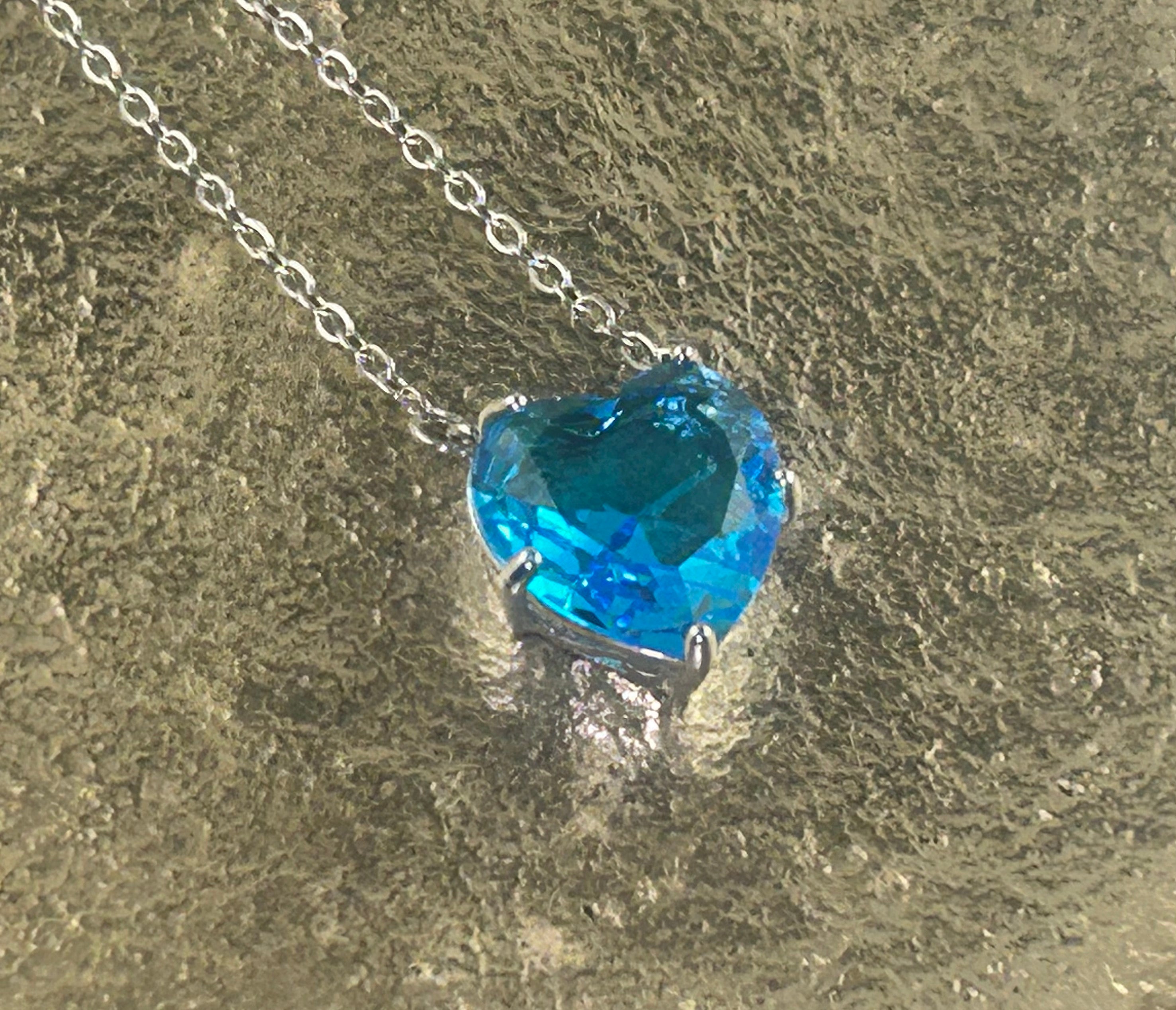 Halsband med blå zirkon