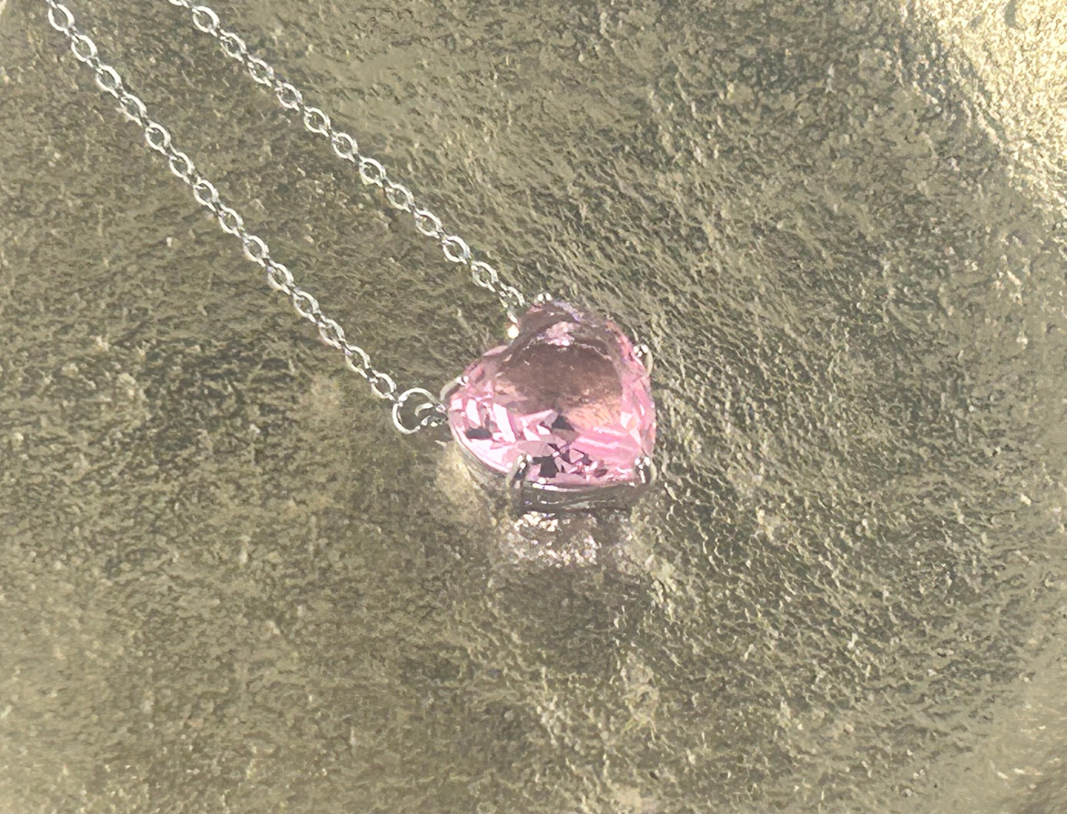 Halsband med rosa zirkon