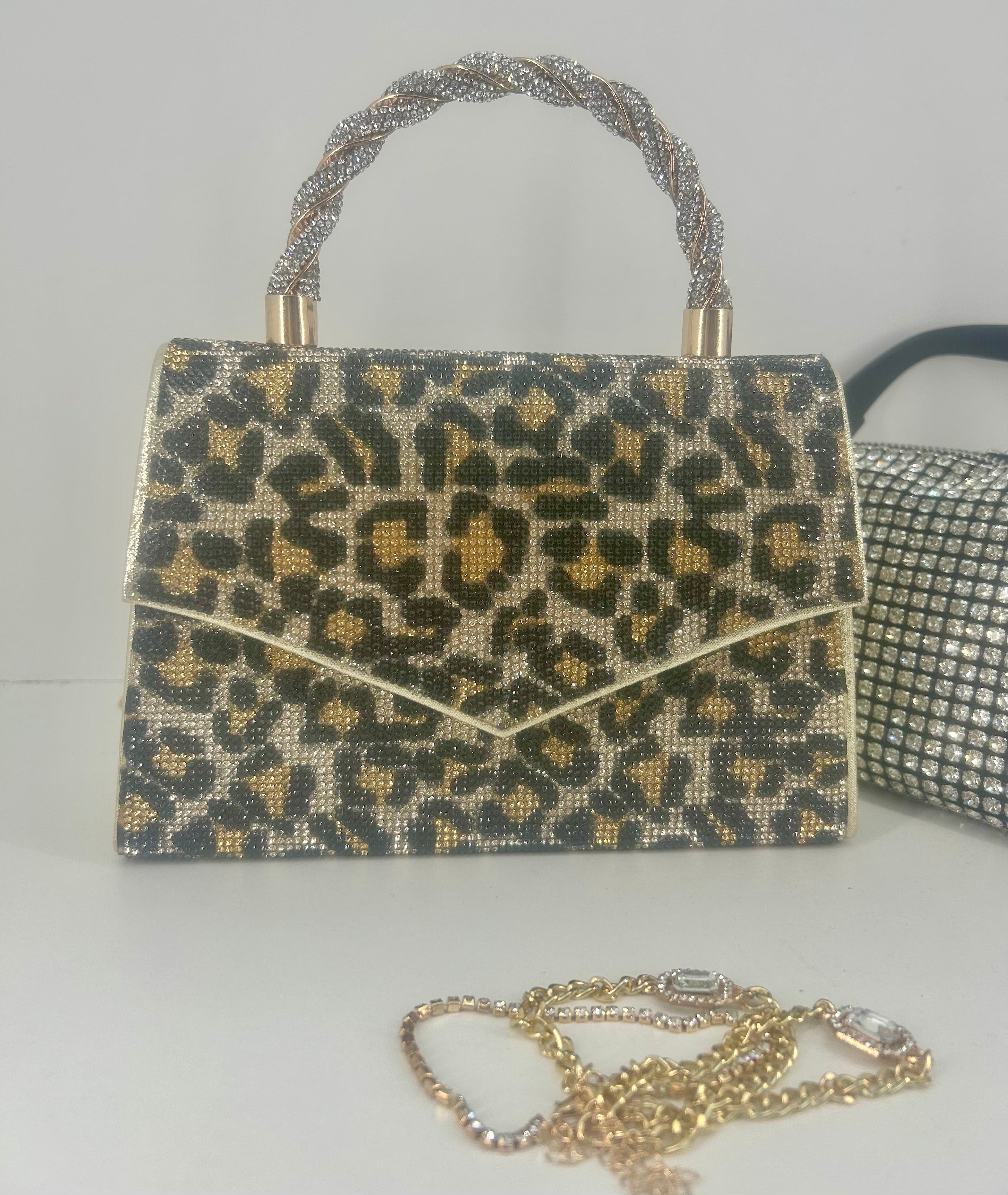 Liten clutch med stenar och leopardtryck