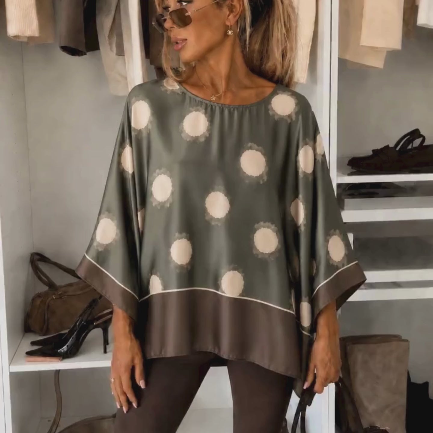 Oversized satin bluse med prikker